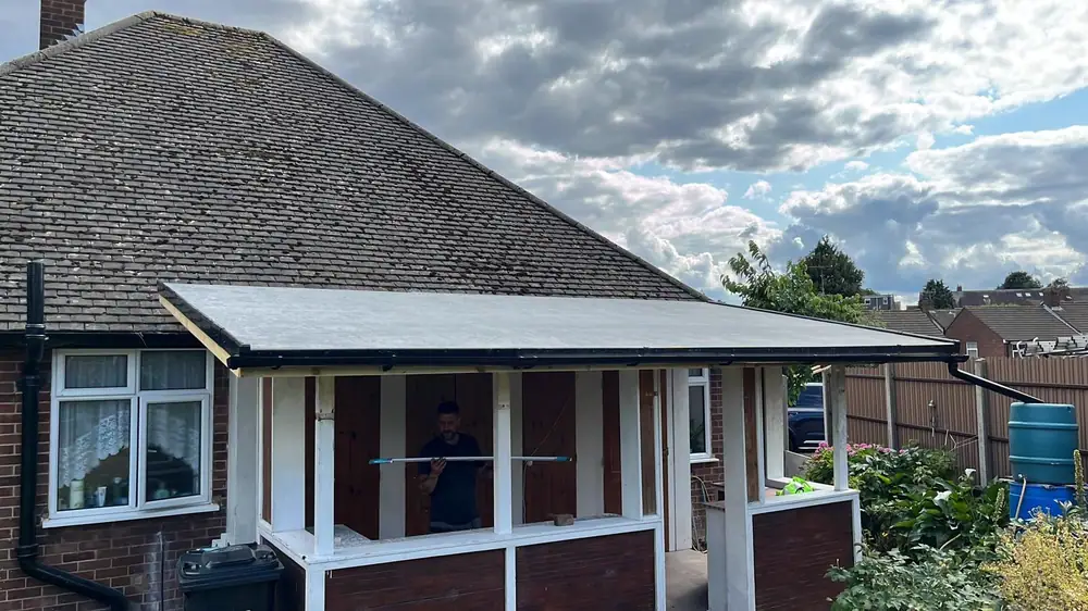 Bungalow with a new flat-roofed veranda and white posts