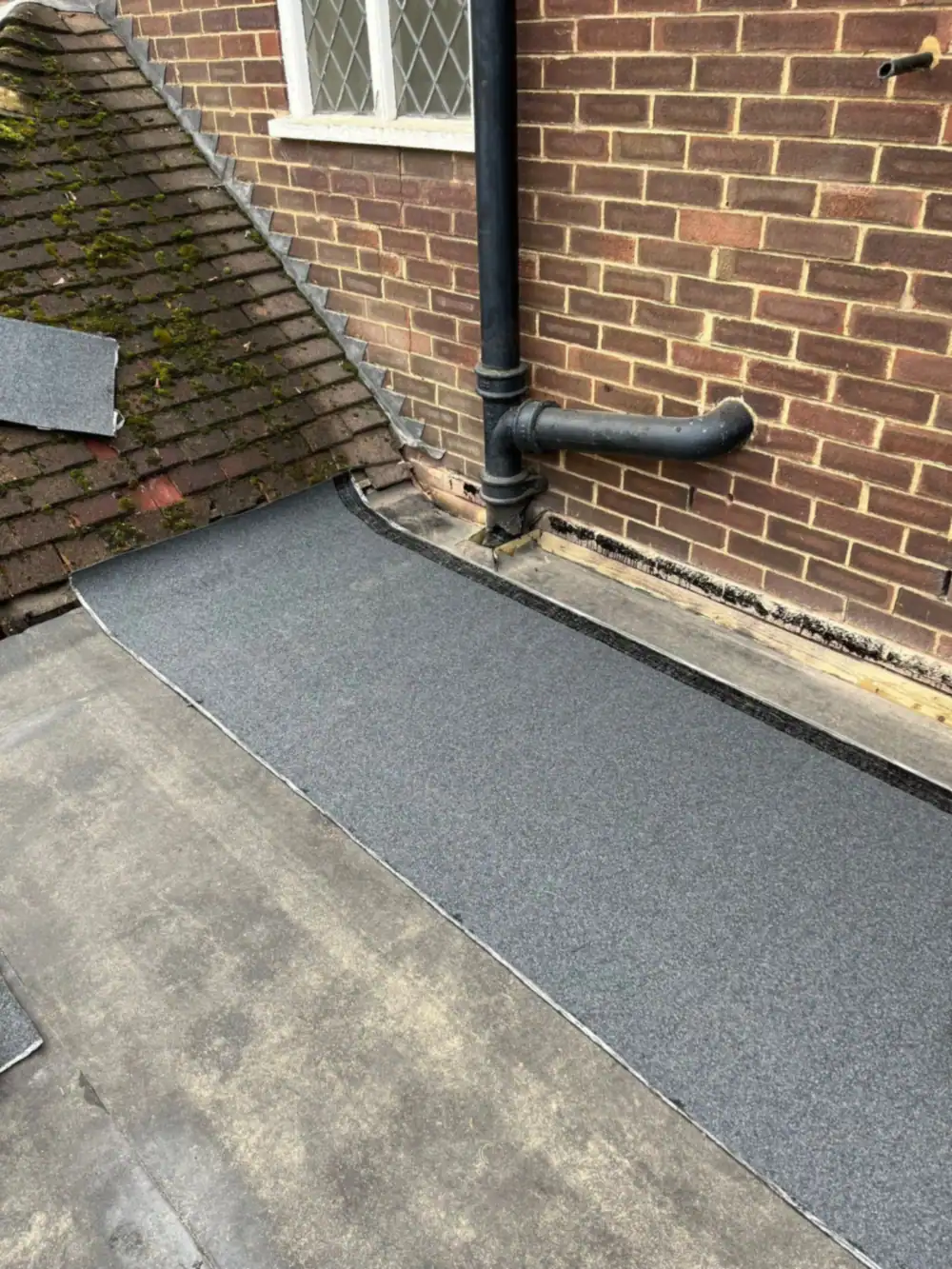 Flat roofing in Luton: a new mineral felt flat roof dressed up to the house wall